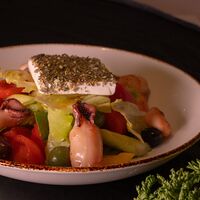 Греческий салат с кальмарами