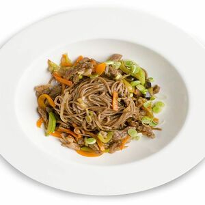 Гречневая лапша Wok с говядиной и овощами