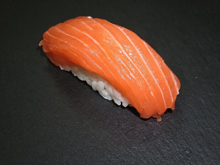 Суши сяке с лососем