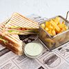 Фото к позиции меню Клаб-сэндвич, картофель фри и чесночный соус