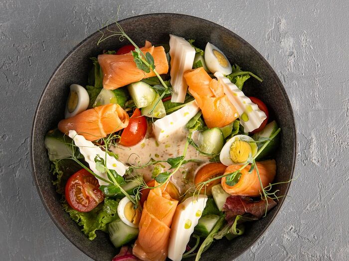 Салат с лососем холодного копчения