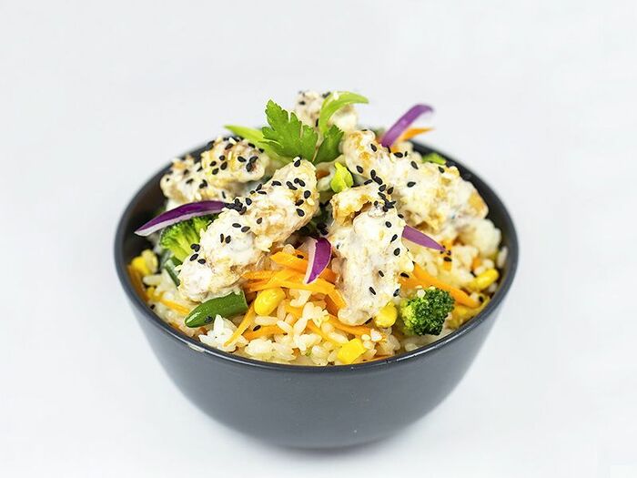 Вок Курочка в сырном соусе с овощами и рисом