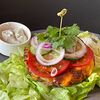 Фото к позиции меню Бургер из мраморной говядины на листьях салата