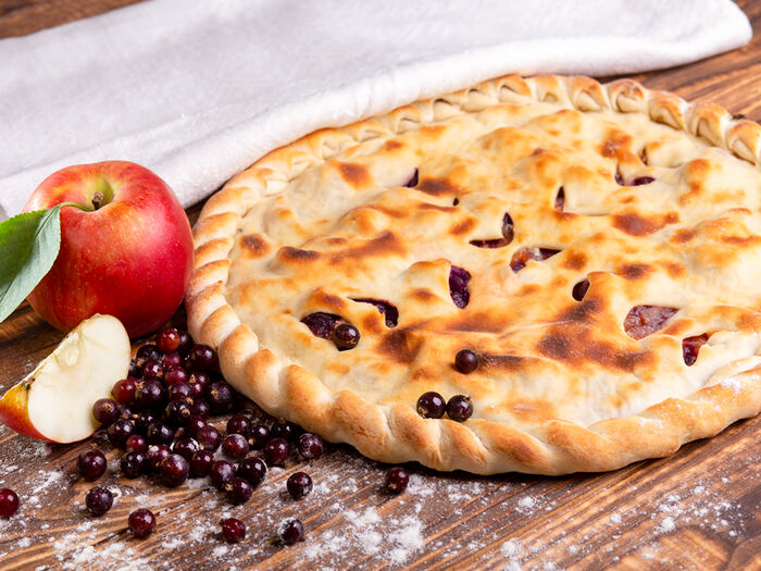 Пирог с вишней и яблоками