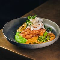 Карамельный лосось с пюре из васаби-том ям