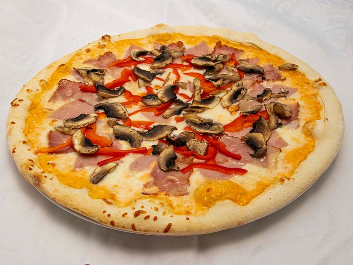 Пицца Ветчина-бекон на толстом тесте