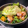 Фото к позиции меню Легкий салат с жареными креветками и муссом из рукколы