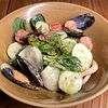 Фото к позиции меню Салат с морепродуктами и шпинатом в сливках