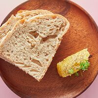 Хлеб на закваске с пряным взбитым маслом