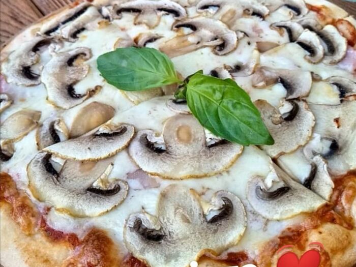 Пицца с ветчиной и грибами