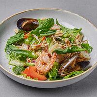 Салат с морепродуктами и лапшой фунчоза