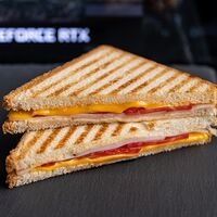 Клаб-сэндвич с карбонадом и сыром