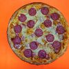 Фото к позиции меню Пицца с салями и сосисками (томатная основа)