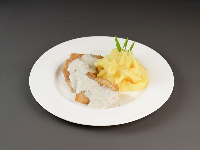 Филе белой рыбы, запеченное в соусе мисо, с копчеными сливками и картофельным пюре