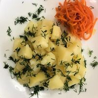 Картофель отварной с зеленью и морковью по-корейски
