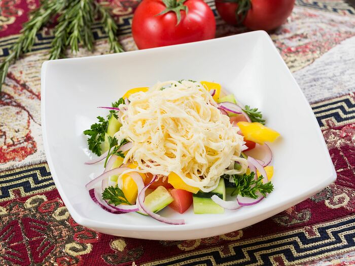 Салат из свежих овощей со сливочным сыром чечил