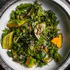 Фото к позиции меню Зеленый салат с кальмаром, брокколи и соусом Маурети
