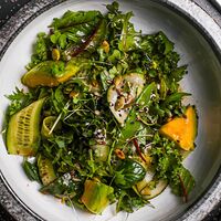 Зеленый салат с кальмаром, брокколи и соусом Маурети