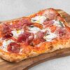 Фото к позиции меню Римская пицца Парма & Страчателла