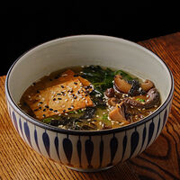 Мисо-суп с грибами и маринованным тофу