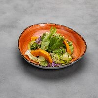 Зеленый салат с пряной тыквой