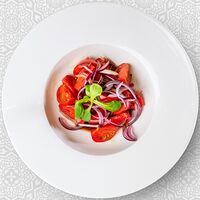 Салат из томатов Бычье сердце с красным луком и гранатовым соусом