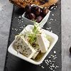 Фото к позиции меню Греческий сыр с тостами и оливками