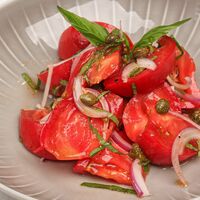 Салат Сладкие томаты с базиликом