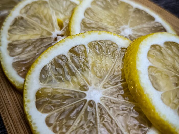 Свежий лимон в нарезке