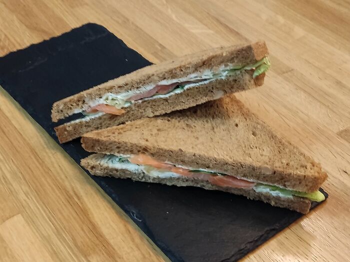 Сэндвич с семгой на темном хлебе