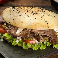 Донар-кебаб в турецкой пите с говядиной