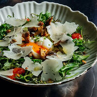 Лионский салат с жареными вешенками и яйцом пашот