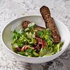 Фото к позиции меню Свекольный салат с жареными вешенками, кедровыми орехами, и свекольно-медовым соусом