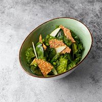 Зеленый салат со злаковыми чипсами