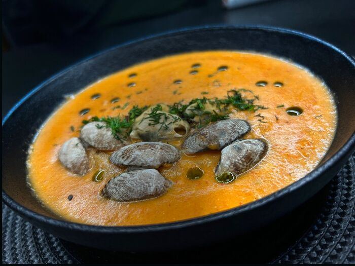 Томатный крем-суп с моллюсками