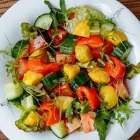 Салат из свежих овощей с патиссонами