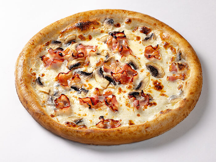 Пицца с беконом грибами и трюфельным маслом