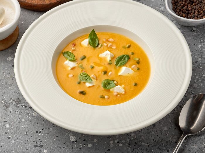 Крем-суп из тыквы с рикоттой, базиликовым маслом и кедровыми орешками