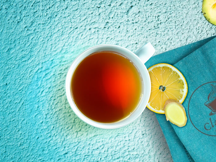 Чай с имбирем и малиновым вареньем