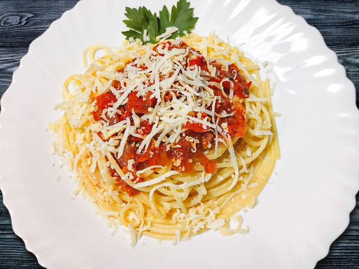 Спагетти с овощами и курицей под сыром