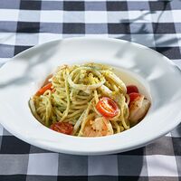 Спагетти с креветками, кальмаром и песто