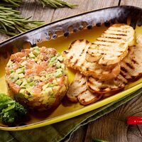 Тартар из лосося и авокадо