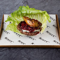 Бургер с фуа-гра в листе салата, конфитюром из красного лука и клюквенно-имбирным соусом