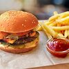 Фото к позиции меню Бифбургер с картофелем фри и соусом