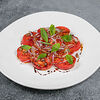 Фото к позиции меню Карпаччо из томатов с красным луком и базиликом