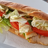 Фото к позиции меню Сэндвич с курицей и соусом Цезарь