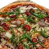 Фото к позиции меню Пицца с ростбифом, рукколой и пармезаном