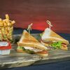 Фото к позиции меню Сэндвич с телятиной и картофелем фри