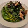 Фото к позиции меню Зеленый салат с лососем конфи и авокадо