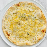 Пицца с грушей и сыром горгондзола